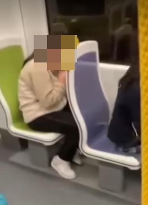 天水圍一名少女疑在輕鐵內吸食太空油。(fb「車cam L(香港群組)」截圖)