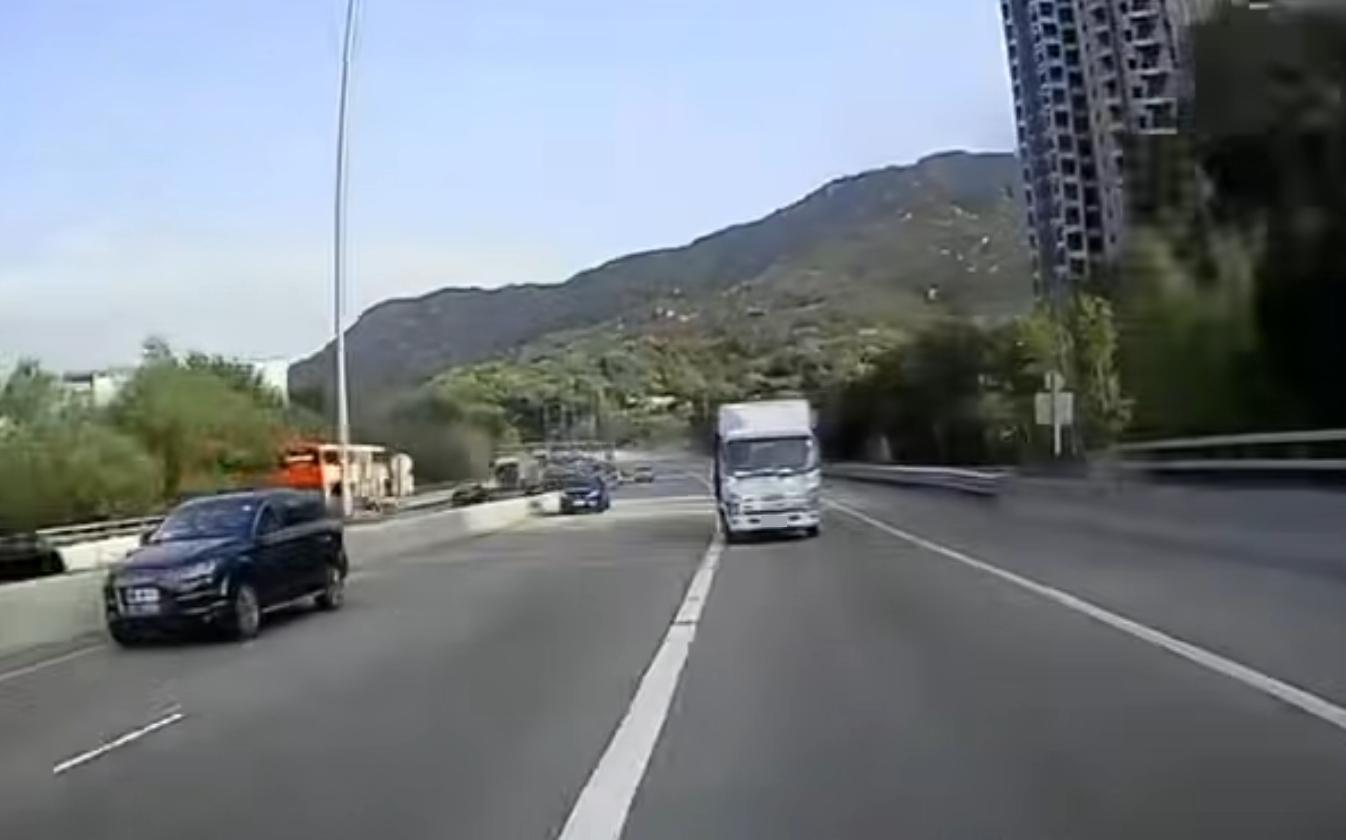 屯門公路發生驚險交通意外。(fb「屯門公路塞車關注組」截圖)