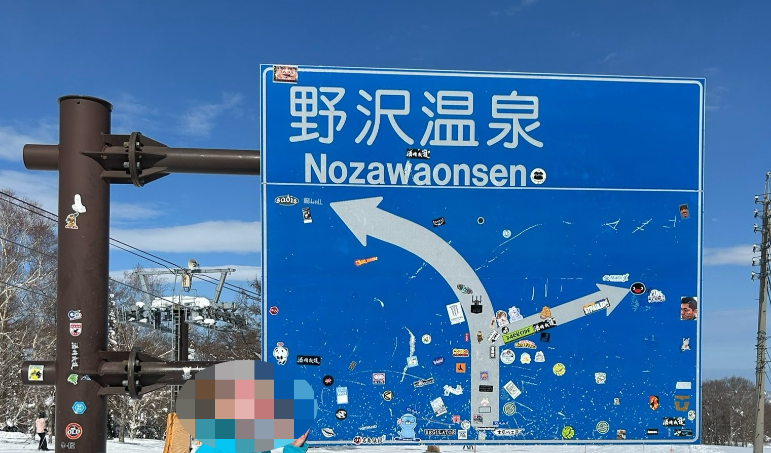 遊客用貼紙貼在路牌造成困擾。(X)