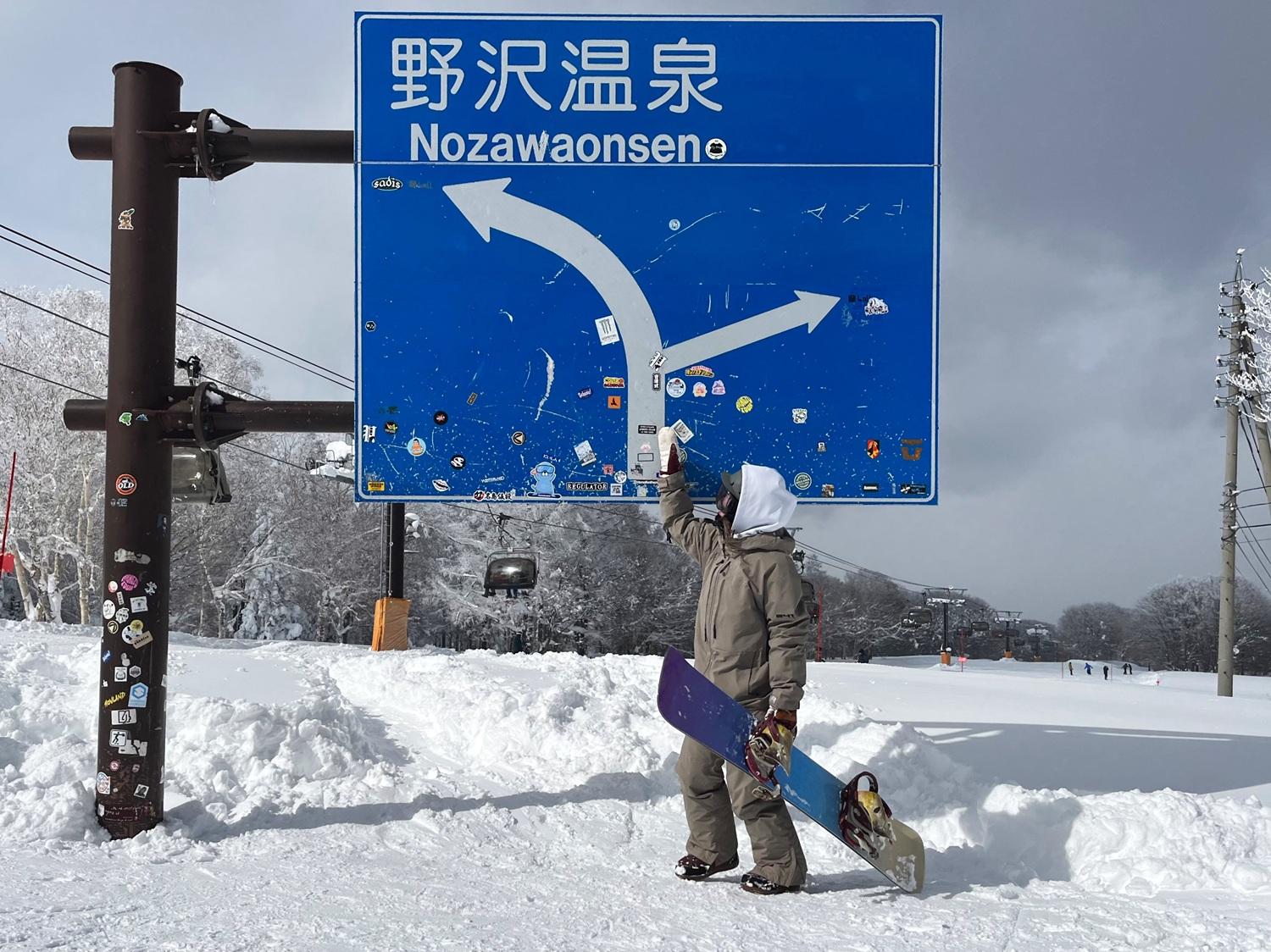 遊客用貼紙貼在路牌造成困擾。(X)