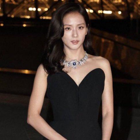 配上名貴藍寶石頸鏈的Jisoo,優雅魅力令她再度成為媒體焦點。