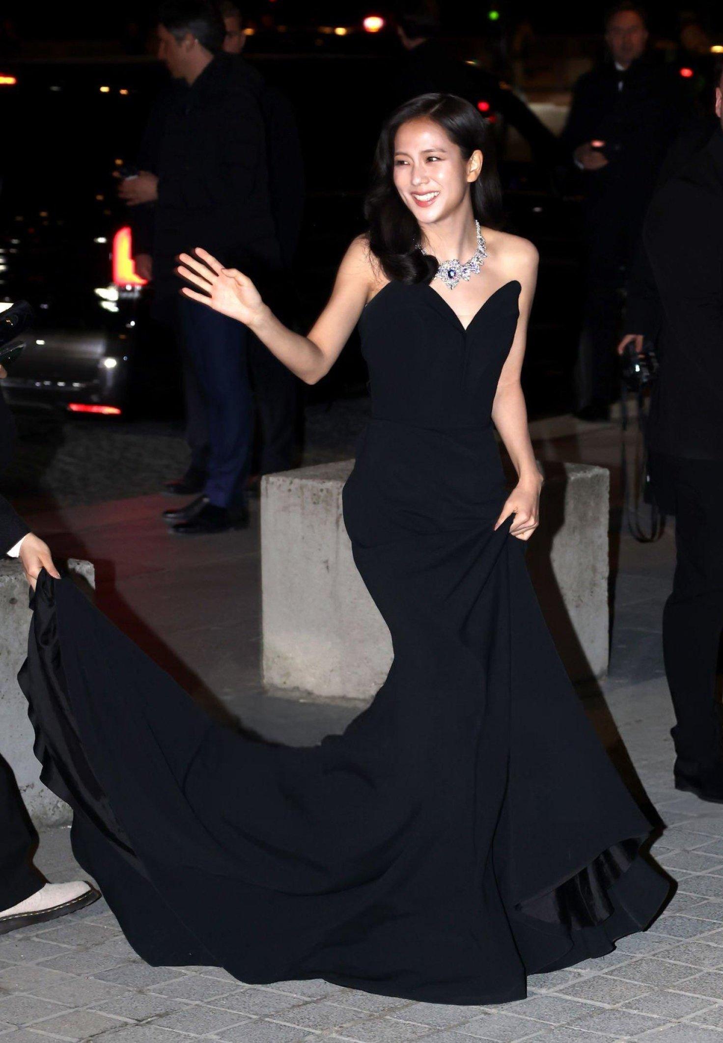 換上黑人ball dress出席Dior的晚宴,Jisoo展現與日間不同的美。