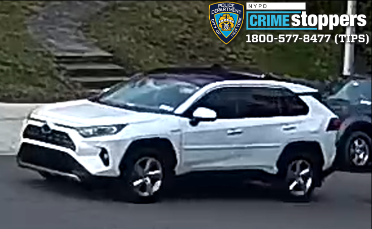 5名男子從一輛白色轎車中走出來,這5名歹徒突然從女幫傭身後竄過,並火速衝進屋子