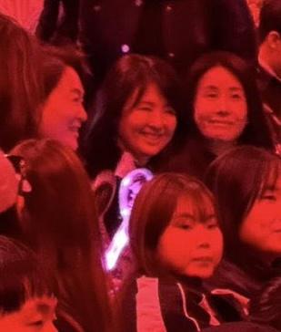 Jennie媽媽與好友,亦有到場捧愛女場。