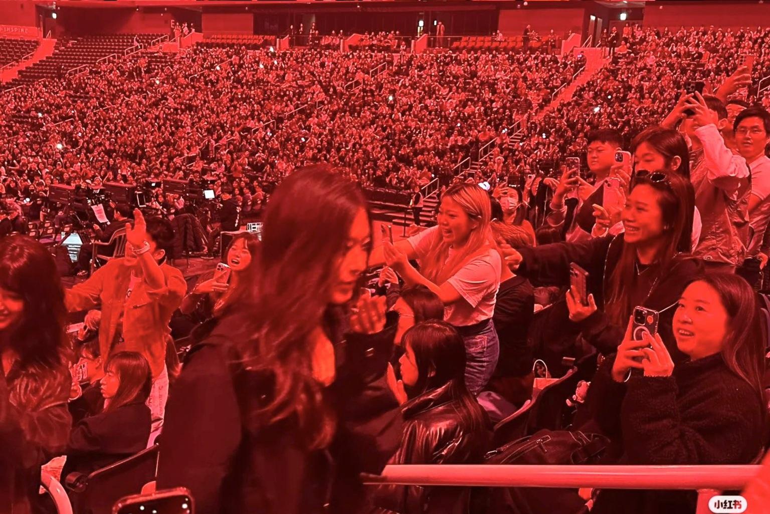 NJZ全員在觀眾席出現時,立刻引發全場轟動,紛紛把目光投向她們。