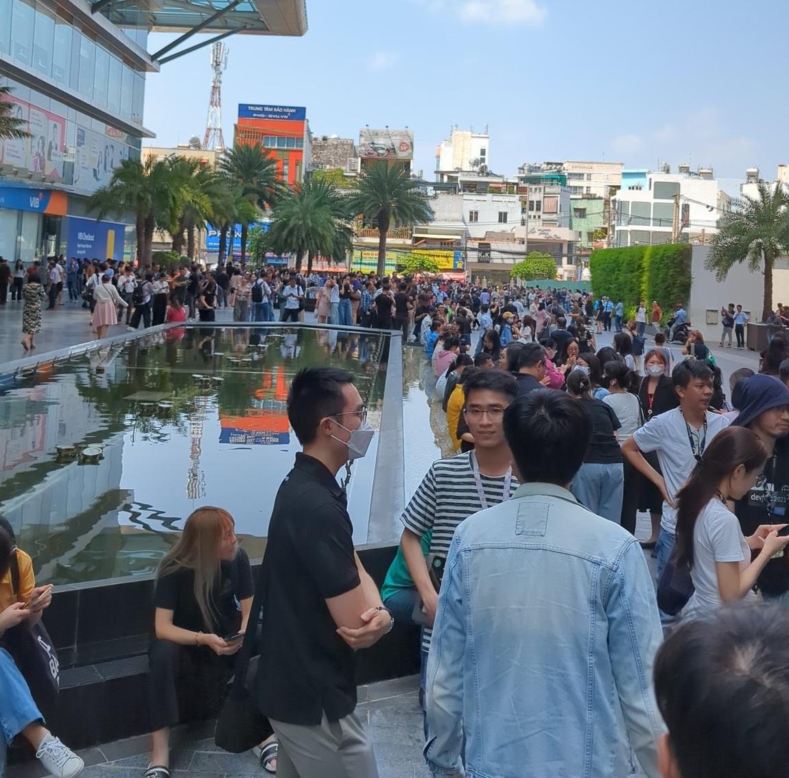 越南胡志明市亦有人走到街上暫避。(X)