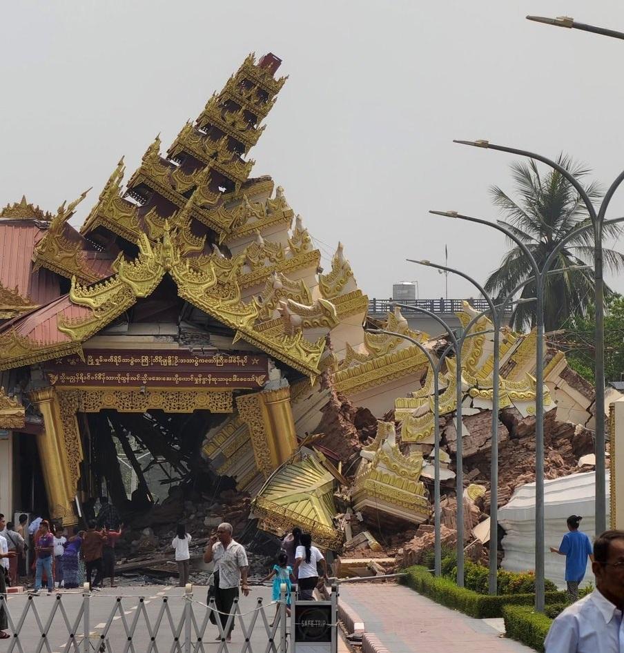 曼德勒的馬哈穆尼寺倒塌。(X)