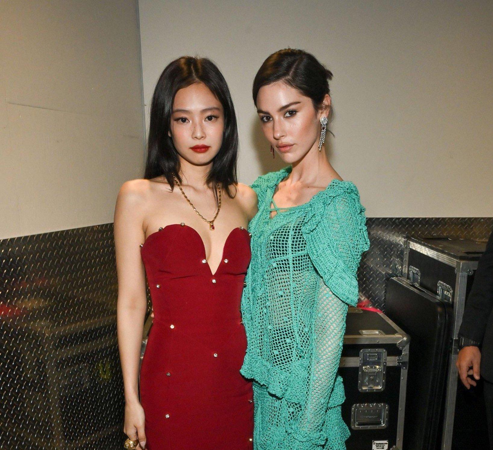 Jennie在後台與女歌手Gracie Abrams合照。