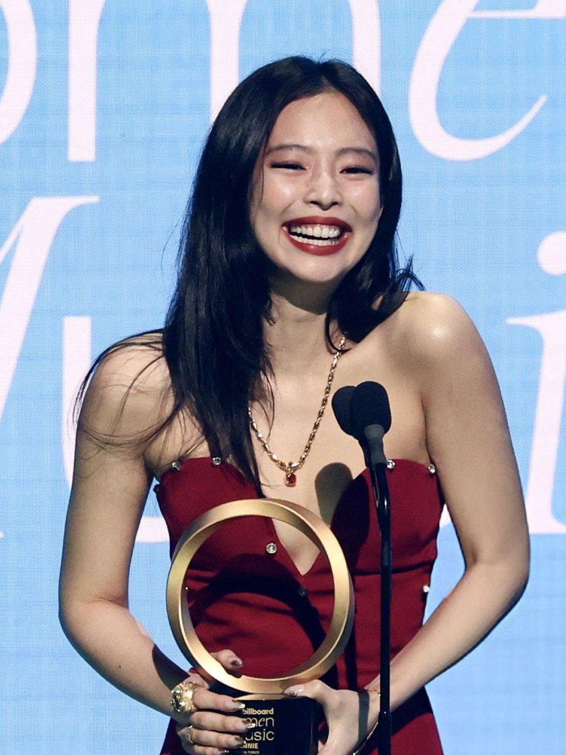 Jennie獲一刻,展露出燦爛笑容。