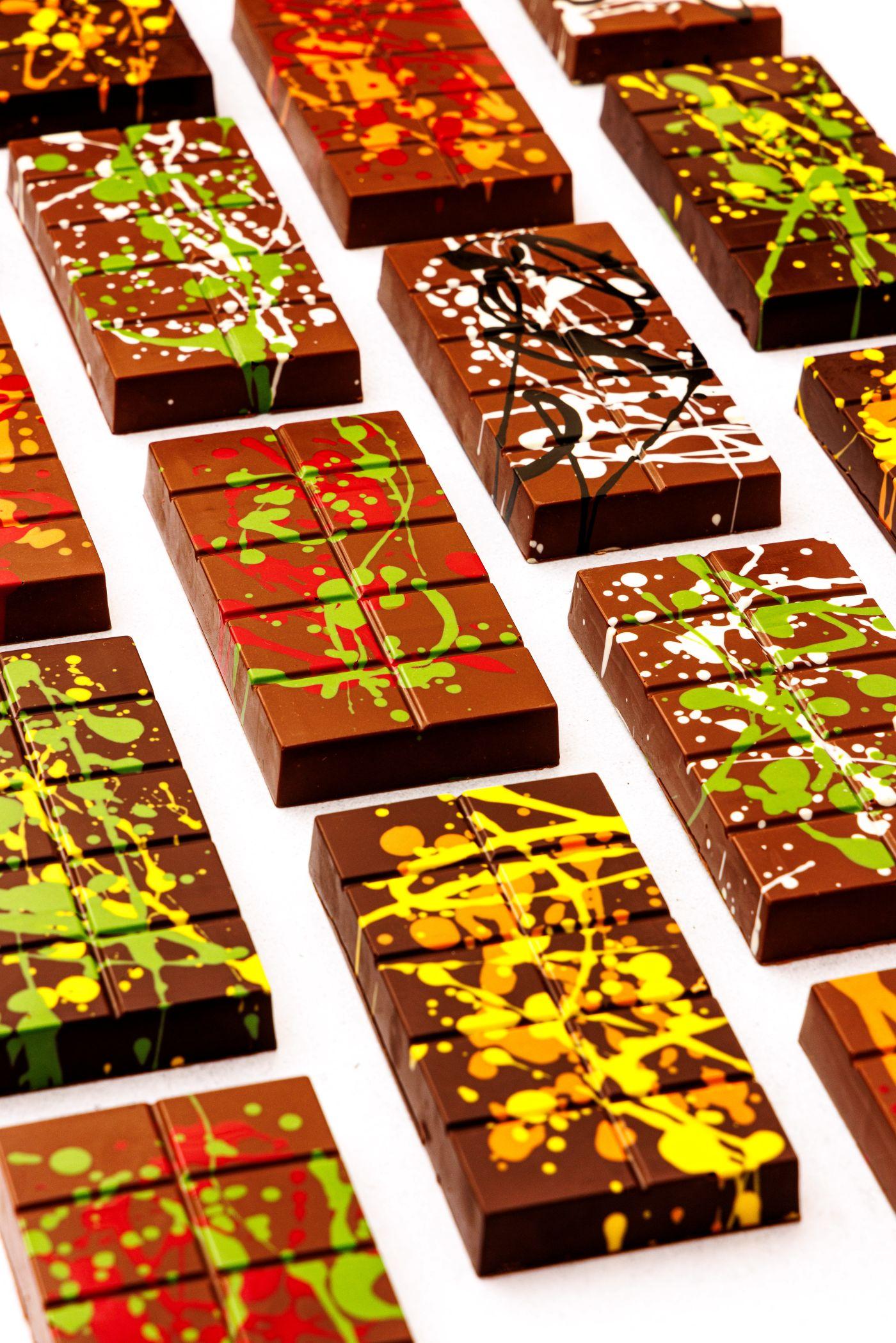 6款排裝朱古力均外層薄脆,配上潑墨藝術圖案。
