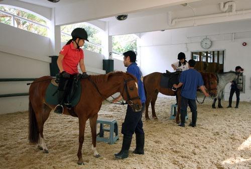 1978年馬會在薄扶林開設第一間公眾騎術學校,為市民及傷健人士提供馬術訓練。(圖片來源:香港賽馬會網站)