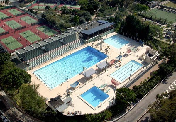 1960至1970年代,香港賽馬會支持政府興建了七間公共游泳池,分別位於九龍城、黃大仙、官塘、深水埗、荃灣、灣仔及堅尼地城。(圖片來源:香港賽馬會網站)