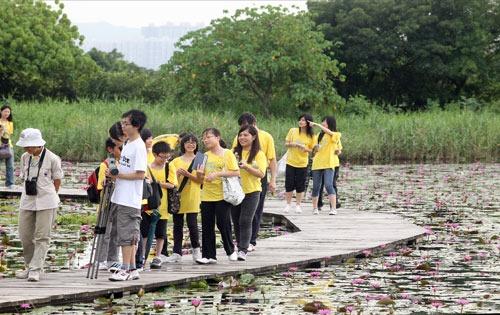「青少年暑期活動」自1969年推出以來,一直得到馬會捐助。這項每年一度的活動,由2011年起伸展至全年推行,並正名為「青年發展活動」。(圖片來源:香港賽馬會網站)