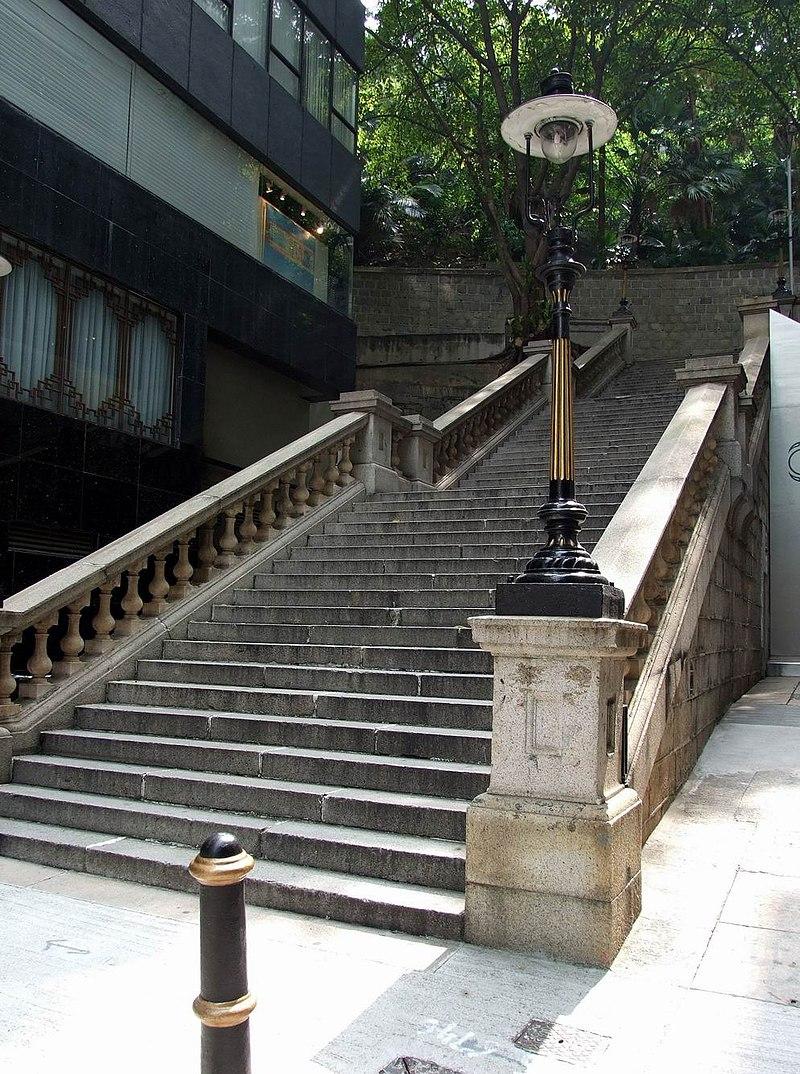 都爹利街的煤氣燈為全香港僅餘。(Wikipedia)