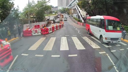 油塘發生校巴撞倒學生意外。(fb「車cam L(香港群組)」截圖)