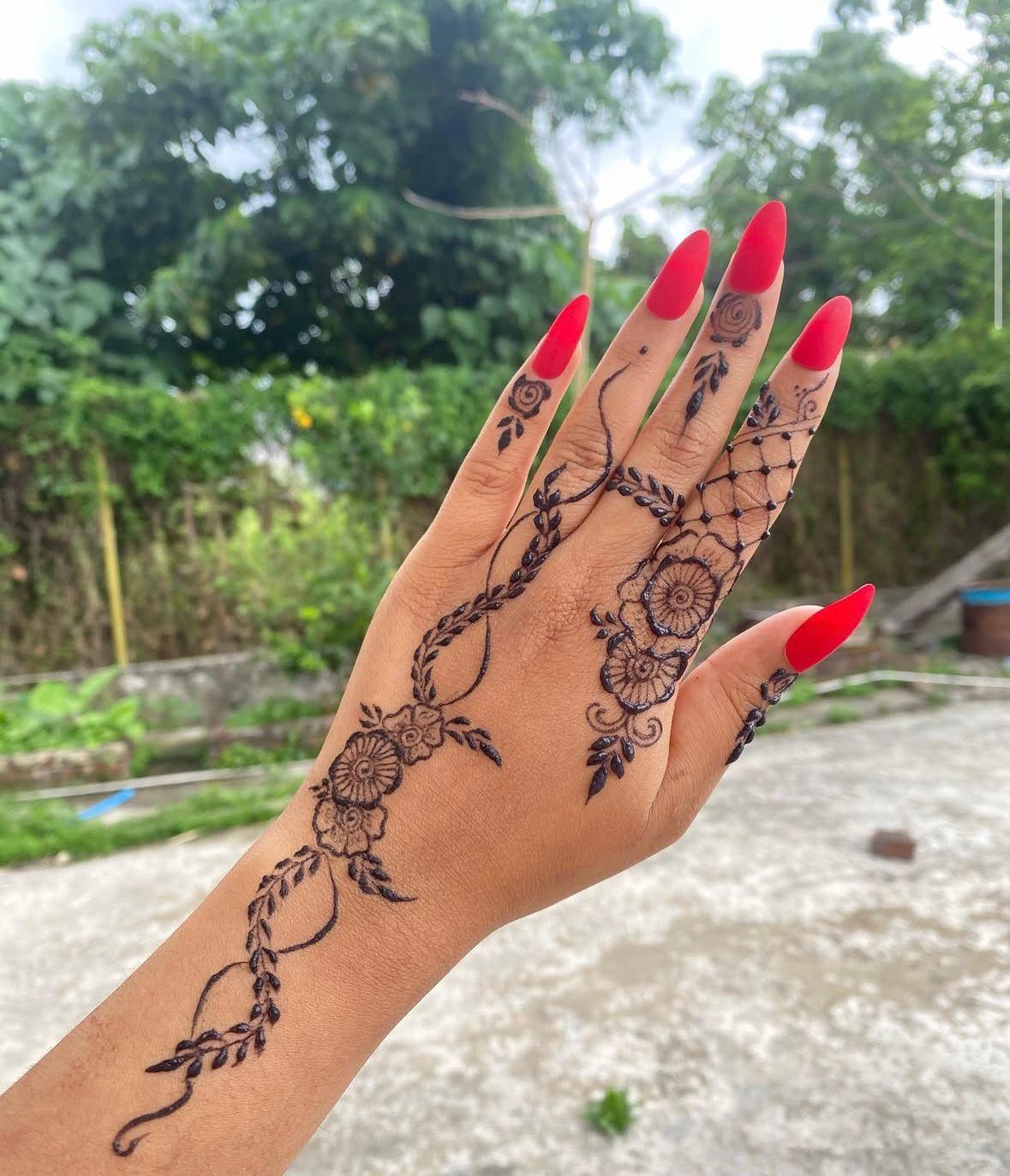 遊⼈可體驗 henna ⼿繪,讓傳統圖紋以植物指甲花萃取原料繪上雙⼿