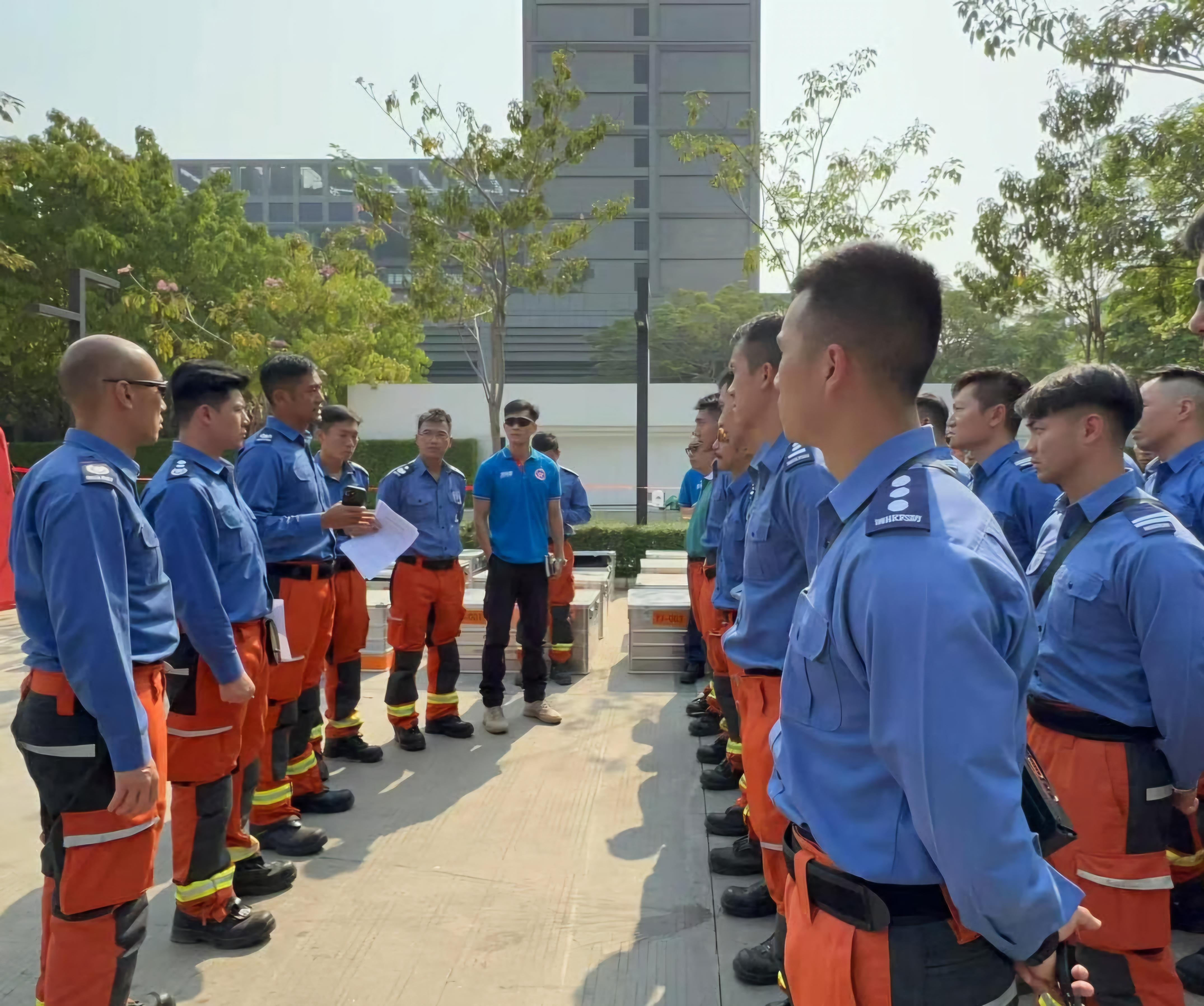 救援隊抵曼特勒災區。(消防處)