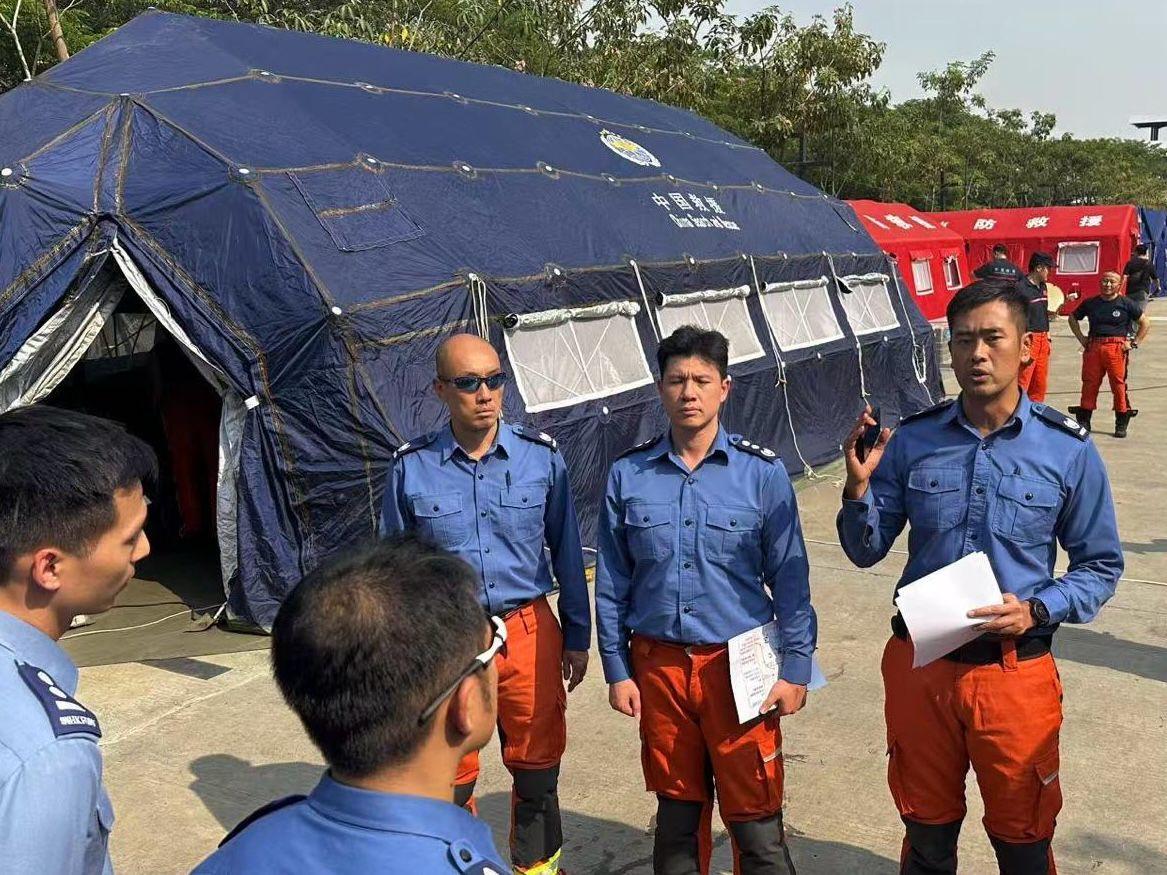 救援隊抵曼特勒災區。(消防處)