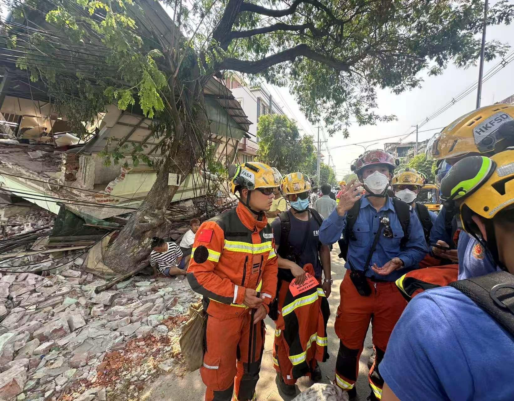 救援隊進行搜索工作。(消防處)