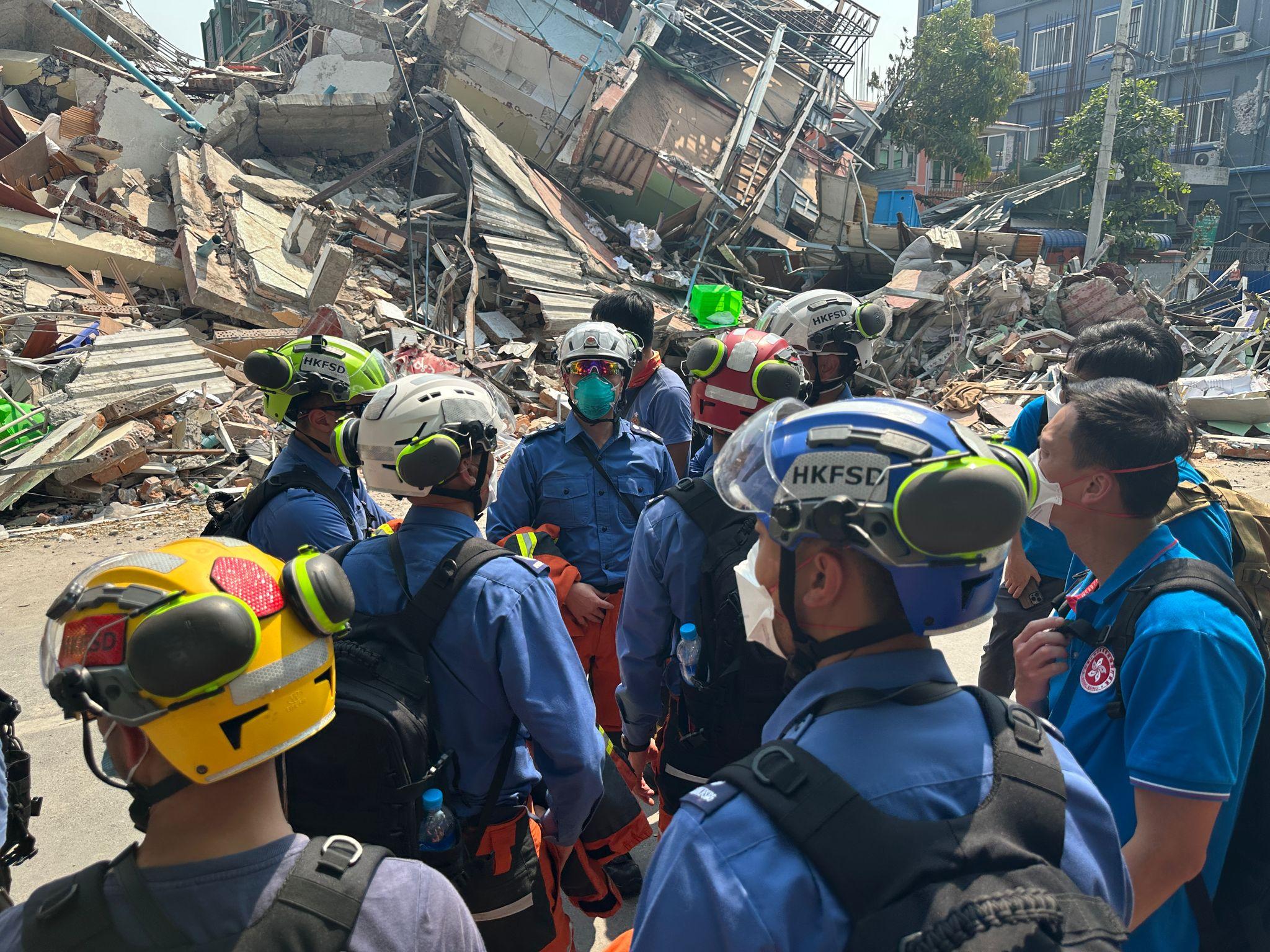 救援隊進行搜索工作。(消防處)