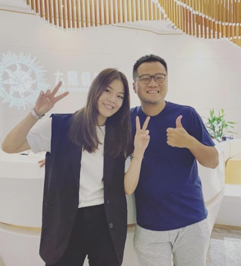 其實「翻版廖碧兒」的真正身份是COLLAR經理人戴穎(Wing)