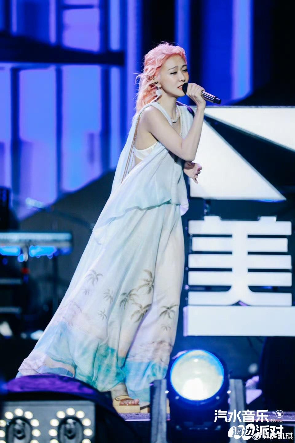 薛凱琪在方大同離世翌日出席海口音樂節。