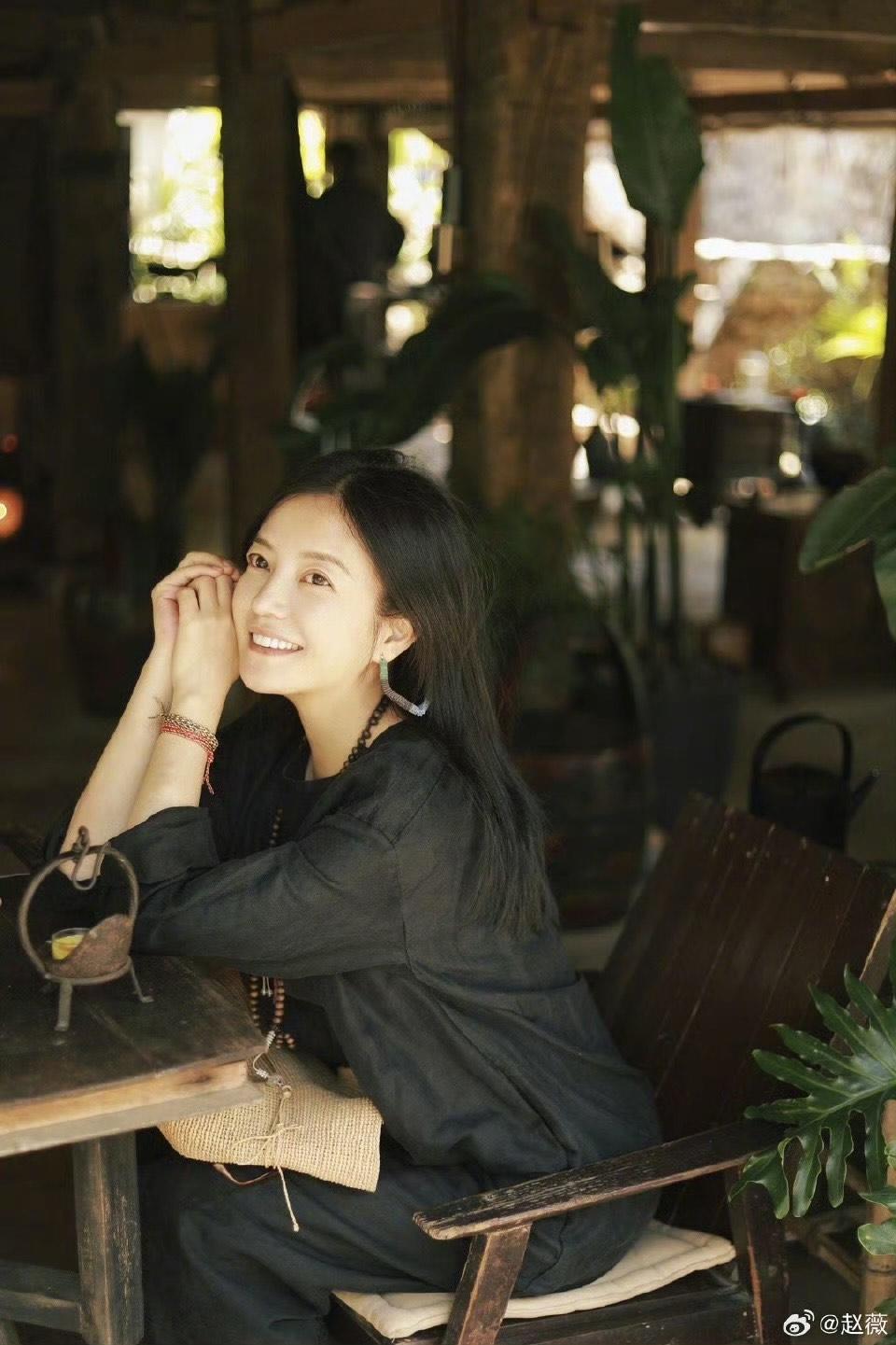 趙薇迎來49歲生日,激罕在社交網分享素顏獨照。
