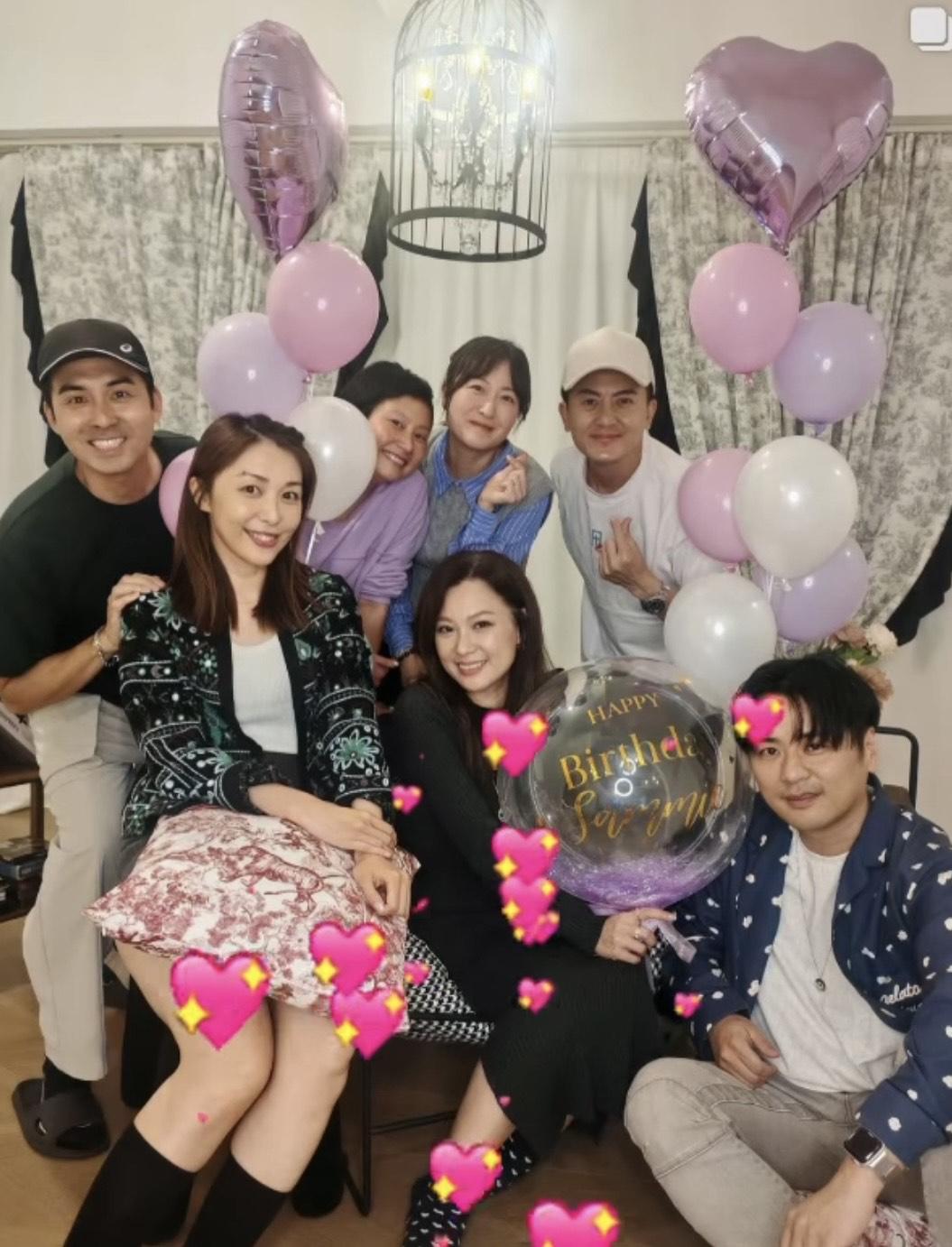 余思敏與友人慶祝,笑容燦爛。