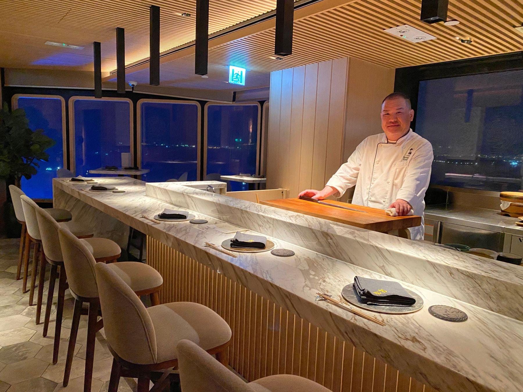日籍行政總廚西岡正樹(Masaki Nishioka)出身割烹料理世家,被譽為「割烹達人」,累積了超過30年的豐富經驗,手藝正宗。