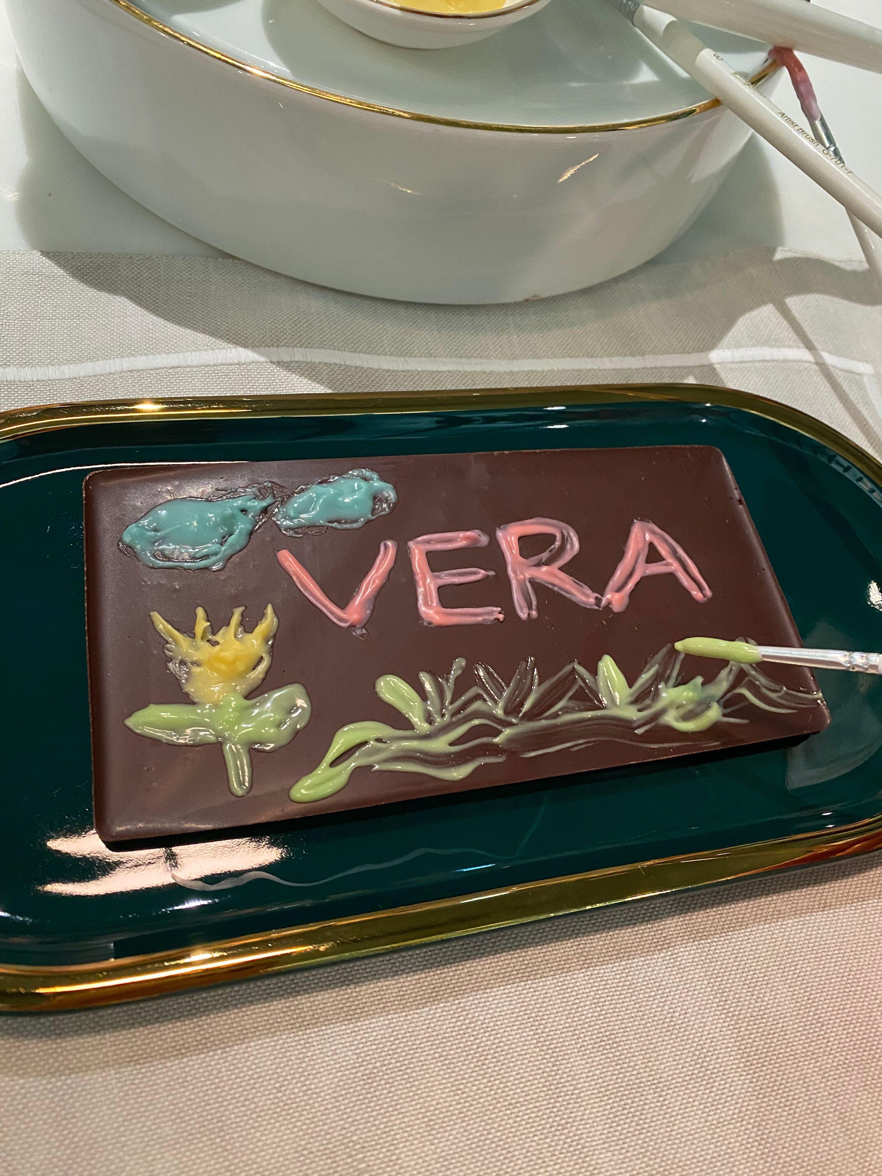 記者試玩,食用朱古力須塗上幾層才更上色,幾好玩!(Vera Gee攝)