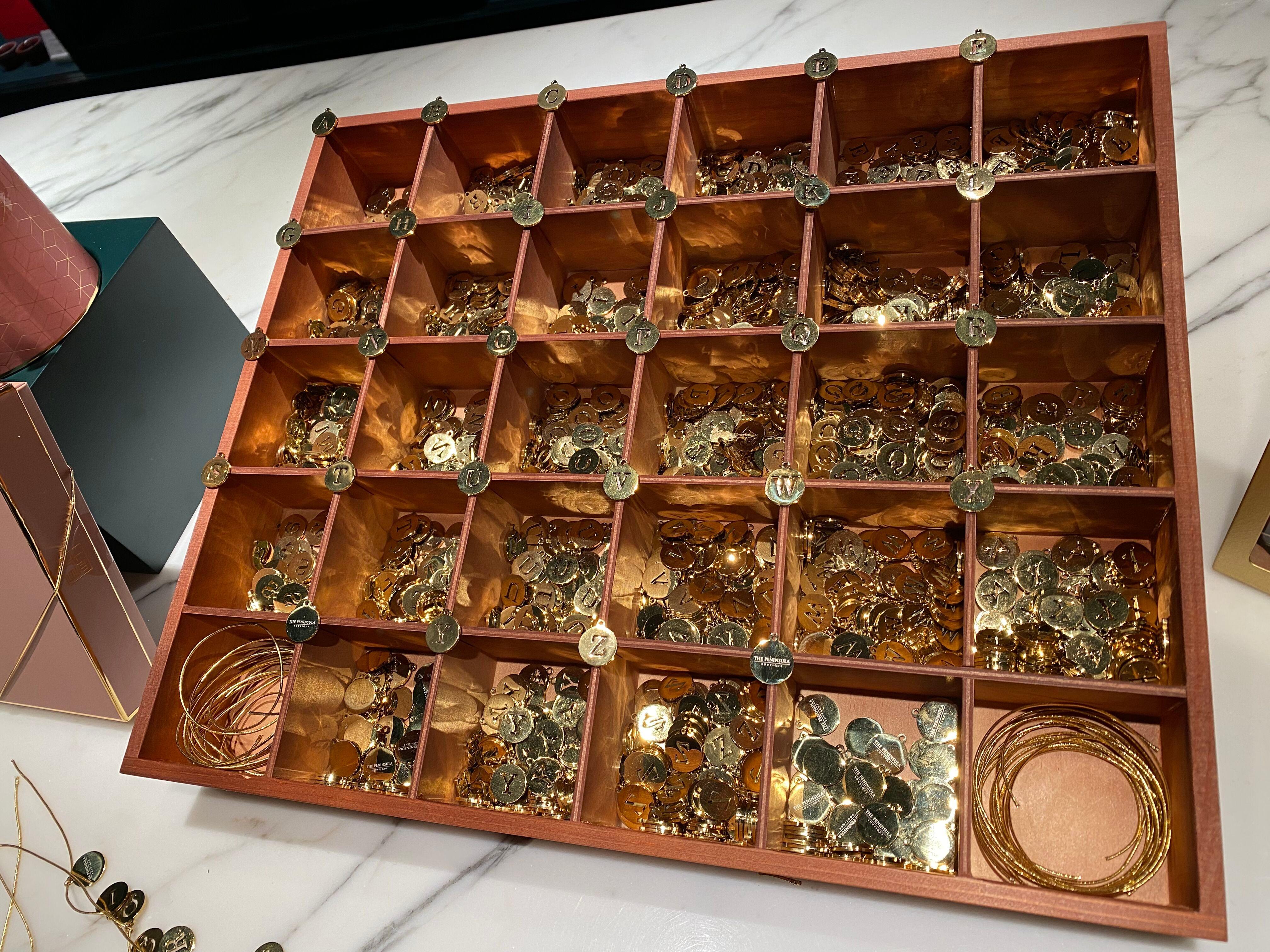 客人可自選5個字母加一個半島logo牌。(Vera Gee攝)