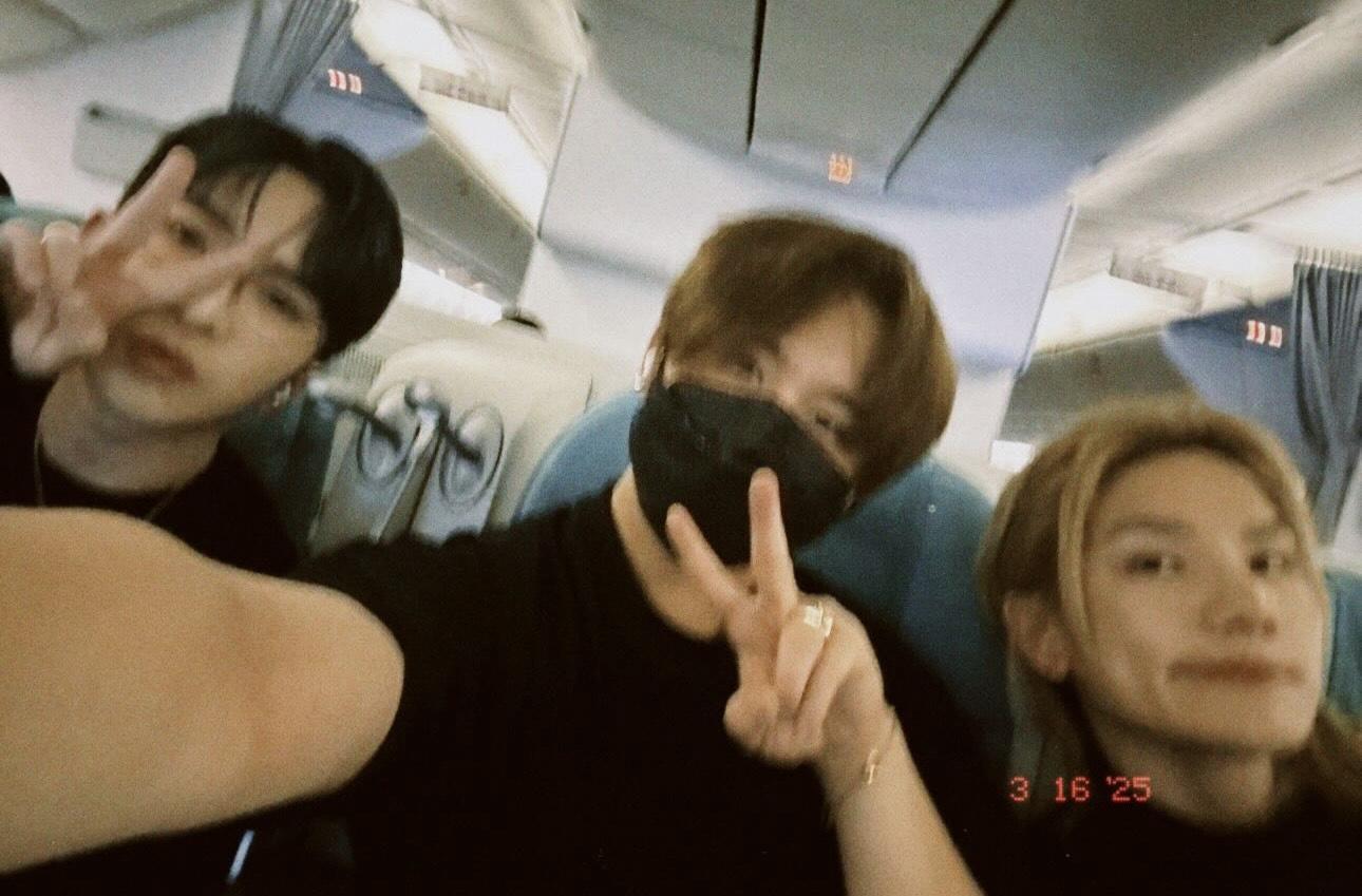 姜濤在社交網貼出三人在機艙合照。