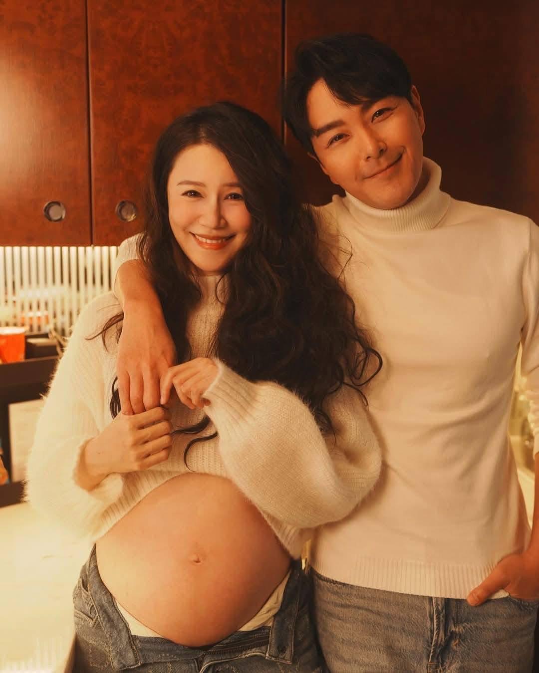 兩公婆以情侶套裝上陣,流露着燦爛幸福的笑容。