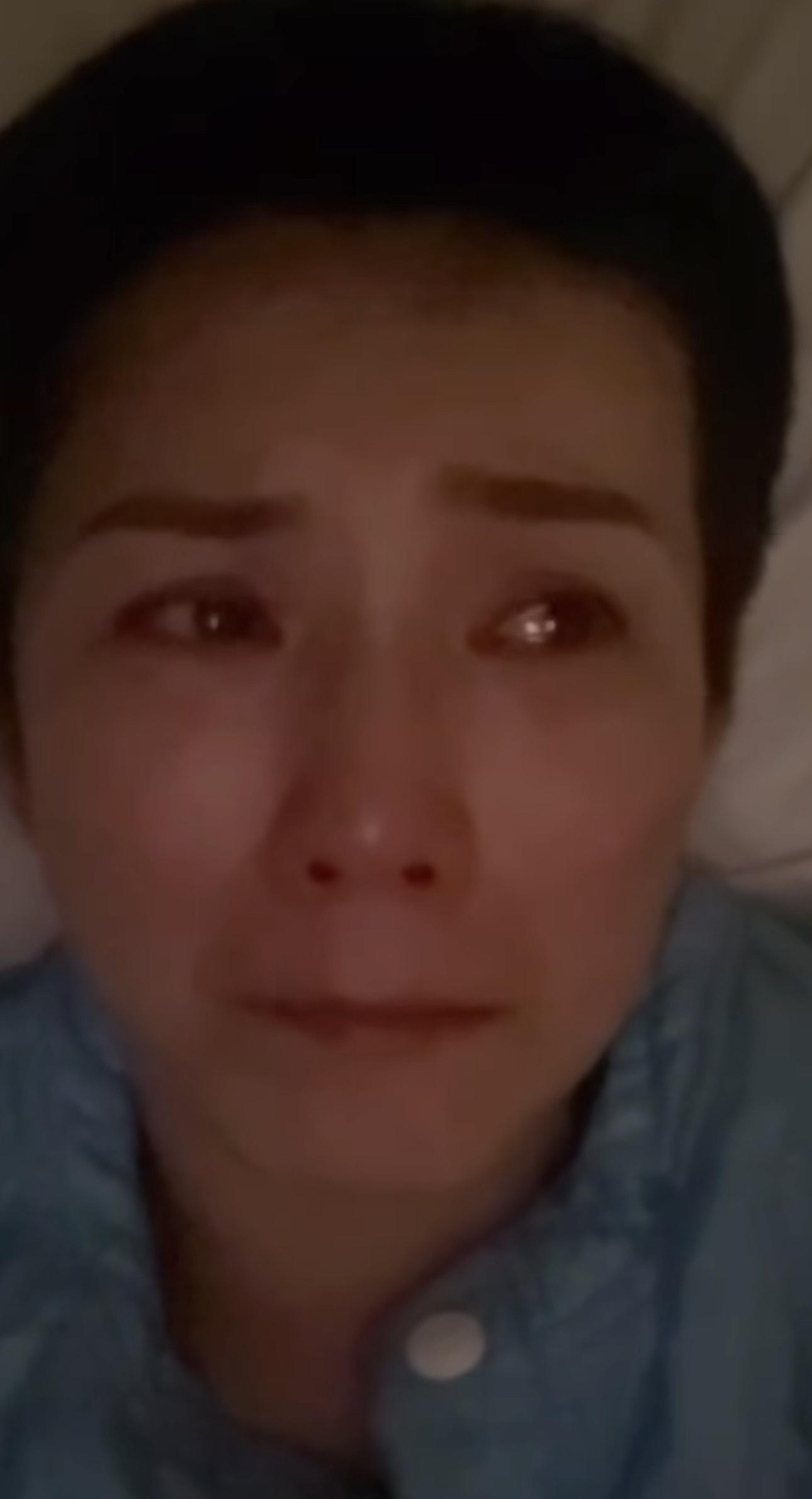 吳文忻更在床上流淚忍泣。