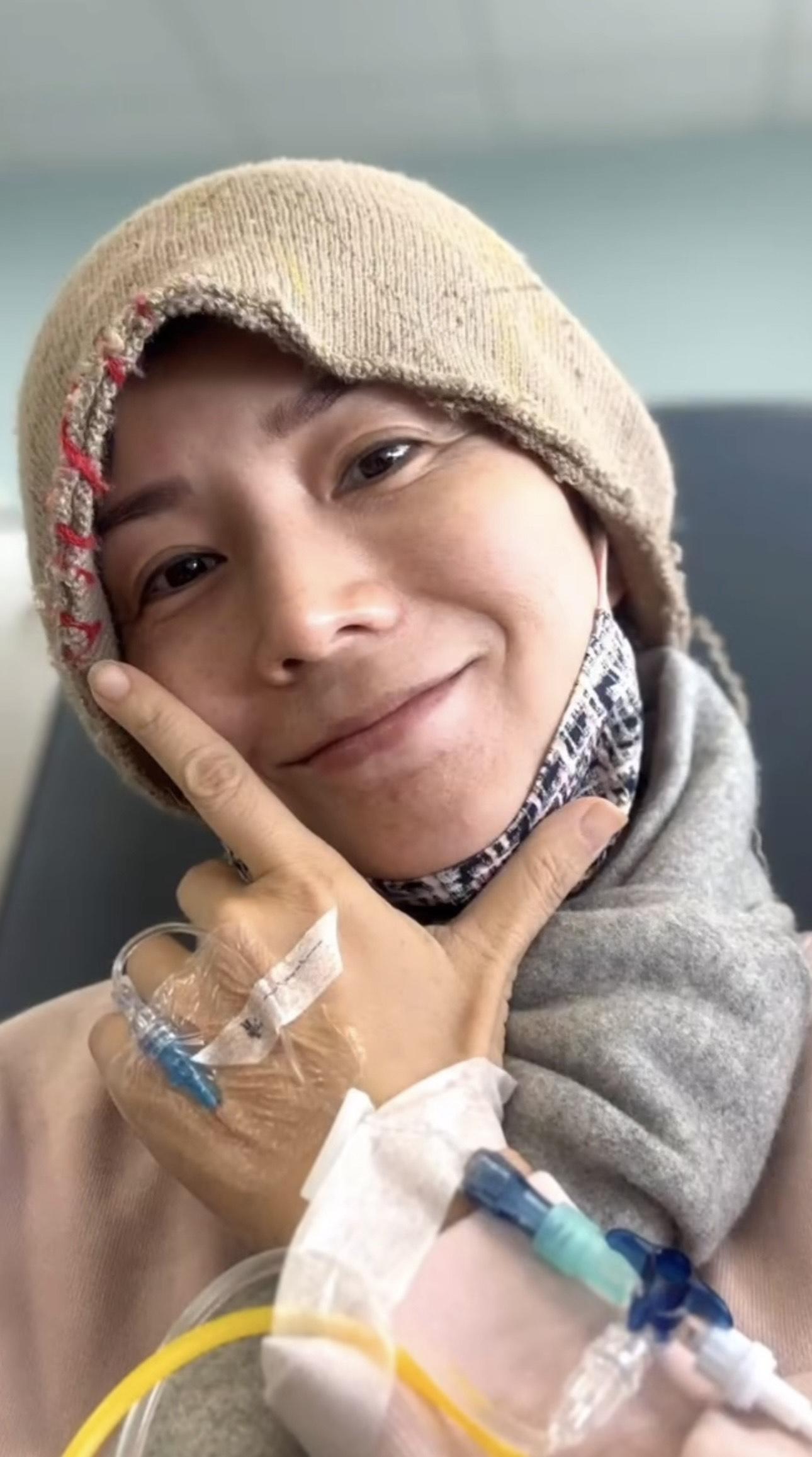 吳文忻帶着虛弱的聲線說道:「關關難過關關過,我一定會過到嘅。」