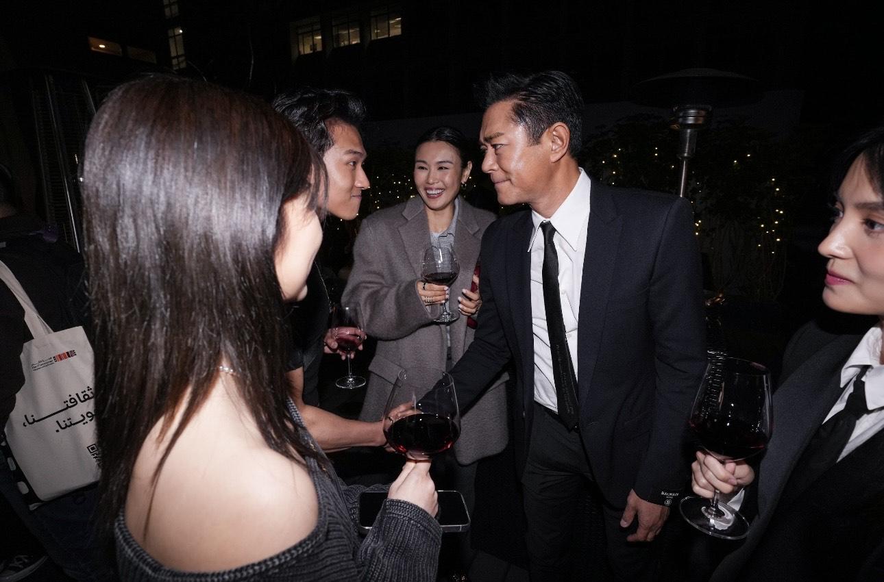 ANSONBEAN主動與古天樂握手。