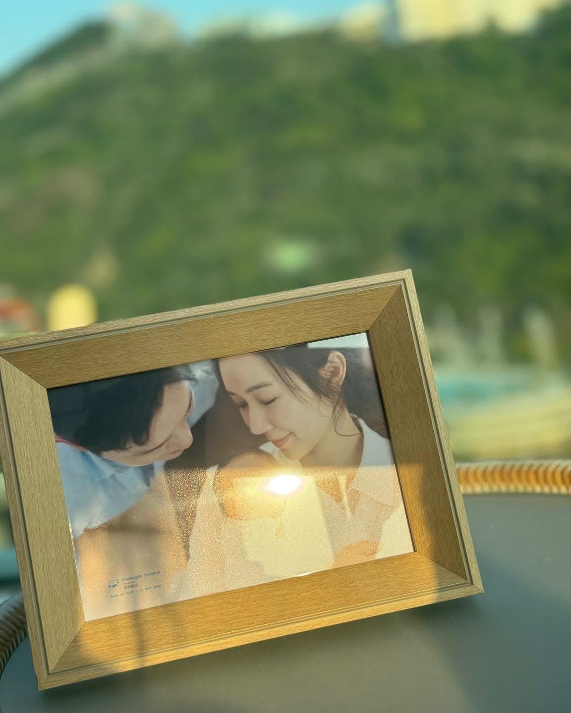 麥明詩坐月不忘「吸金」 。