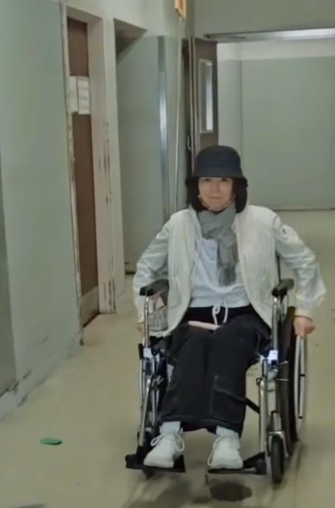 吳文忻坐骨神經痛出入坐輪椅。