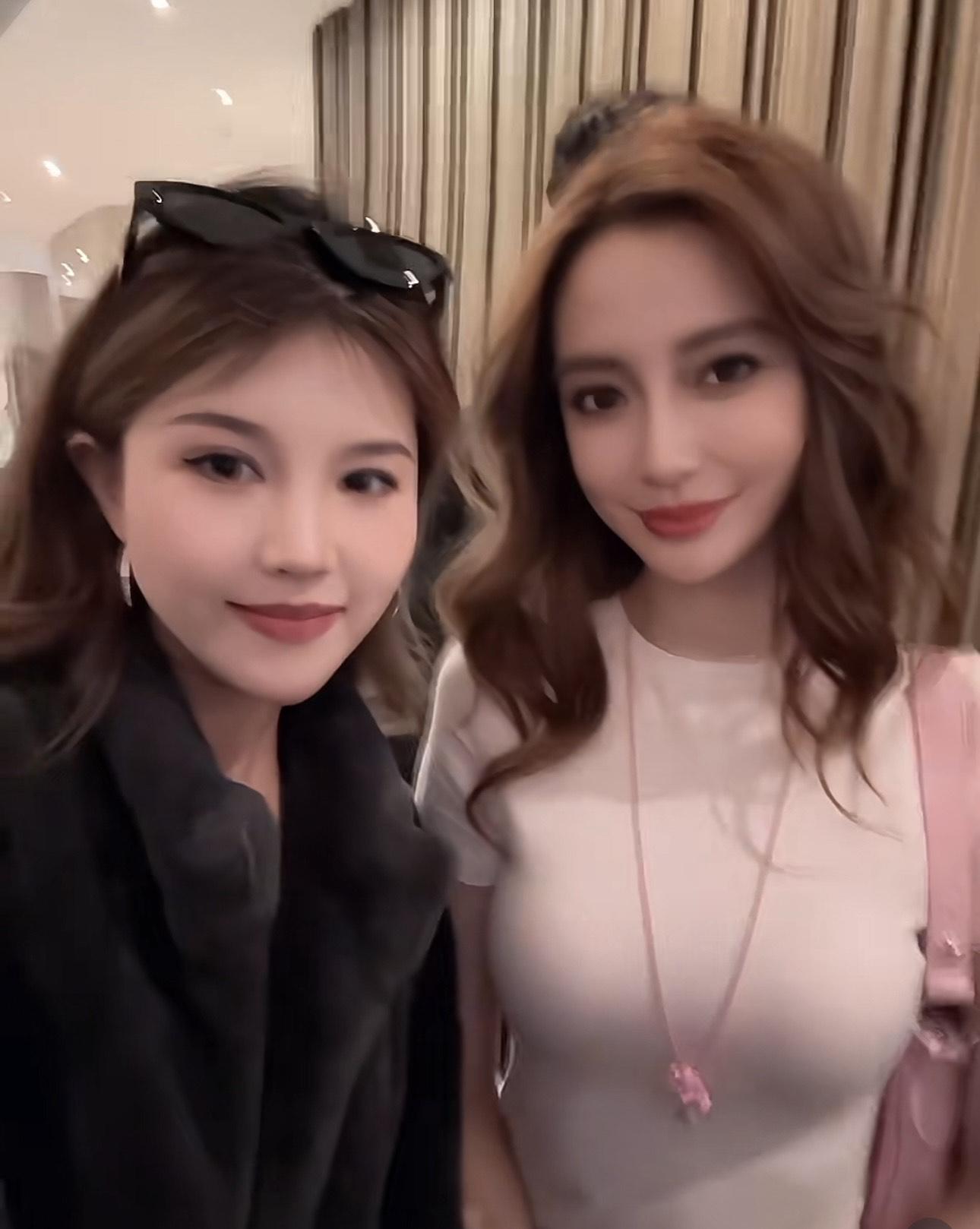 Angelababy對fans變得有求必應,合照當然冇問題。