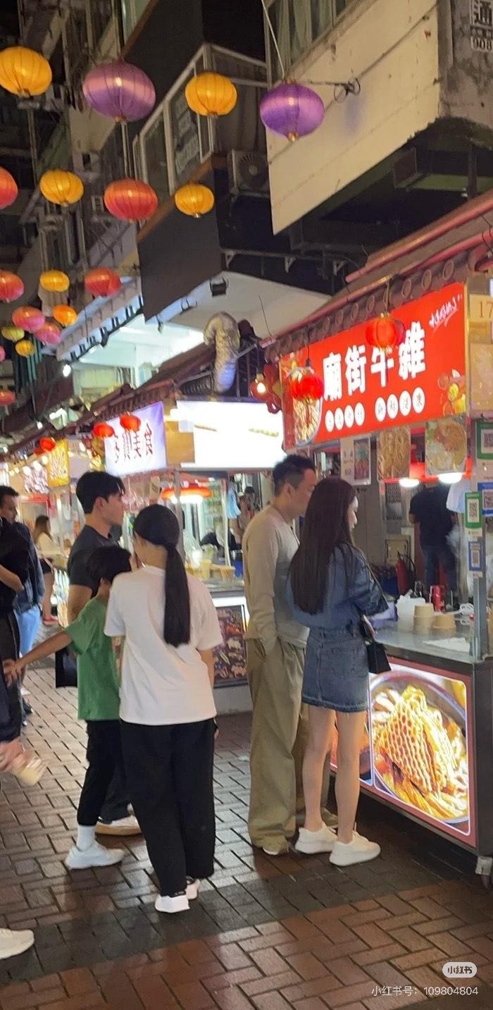 他們食完大排檔,再去街邊掃牛雜、韓國飯卷等。