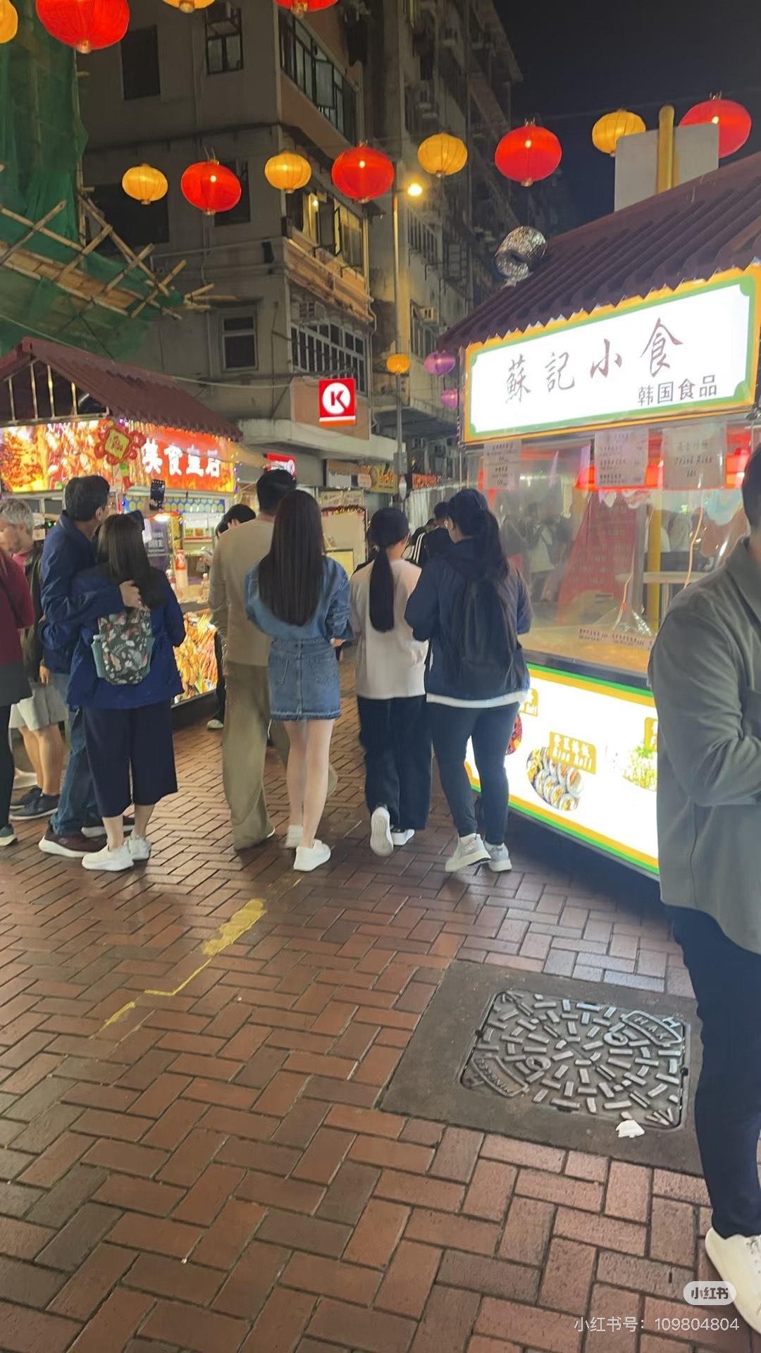 一家關係看落不錯,相處融洽,畫面相當溫馨。