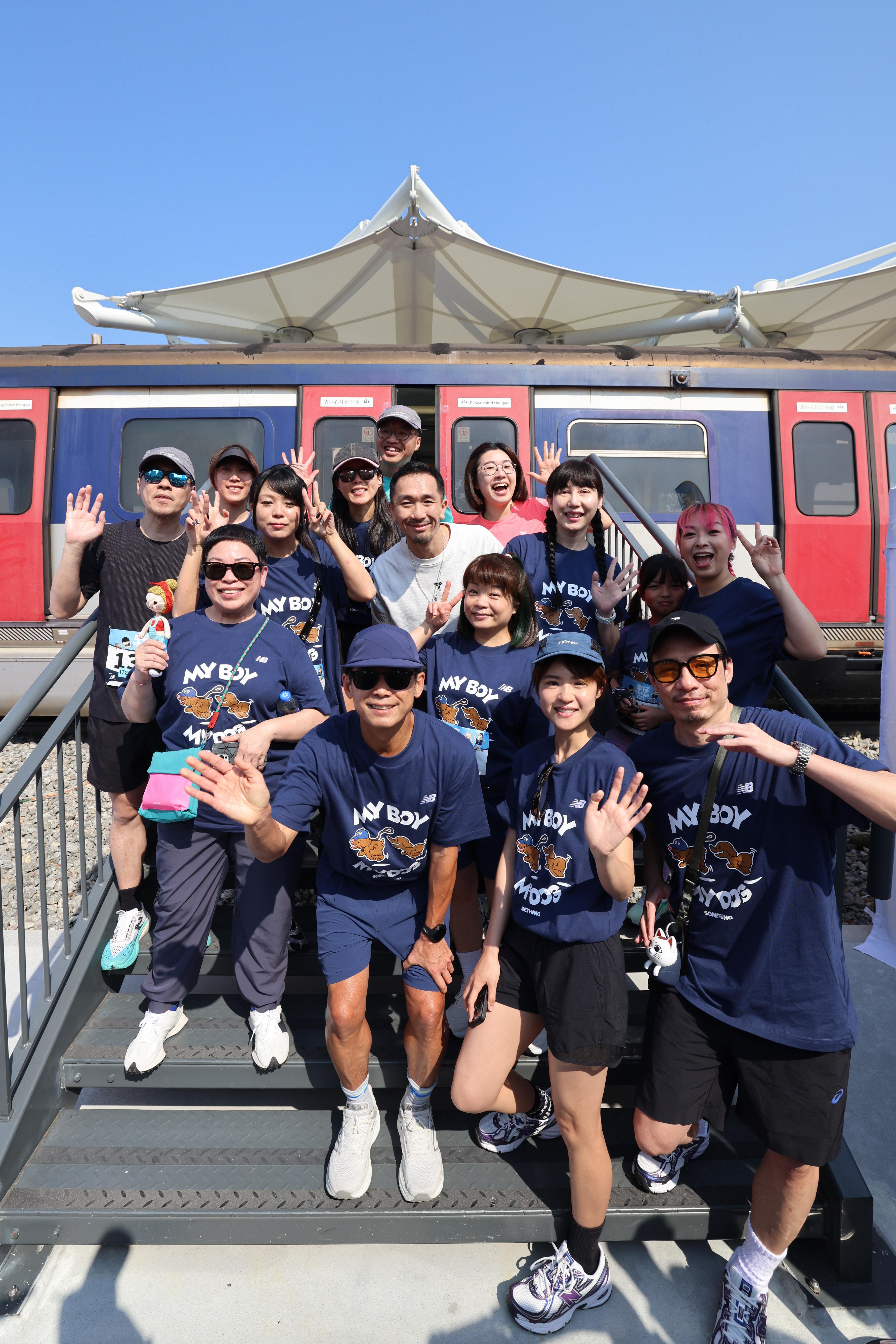 一眾叱咤903 DJ、強尼及岑樂怡齊齊出席活動。