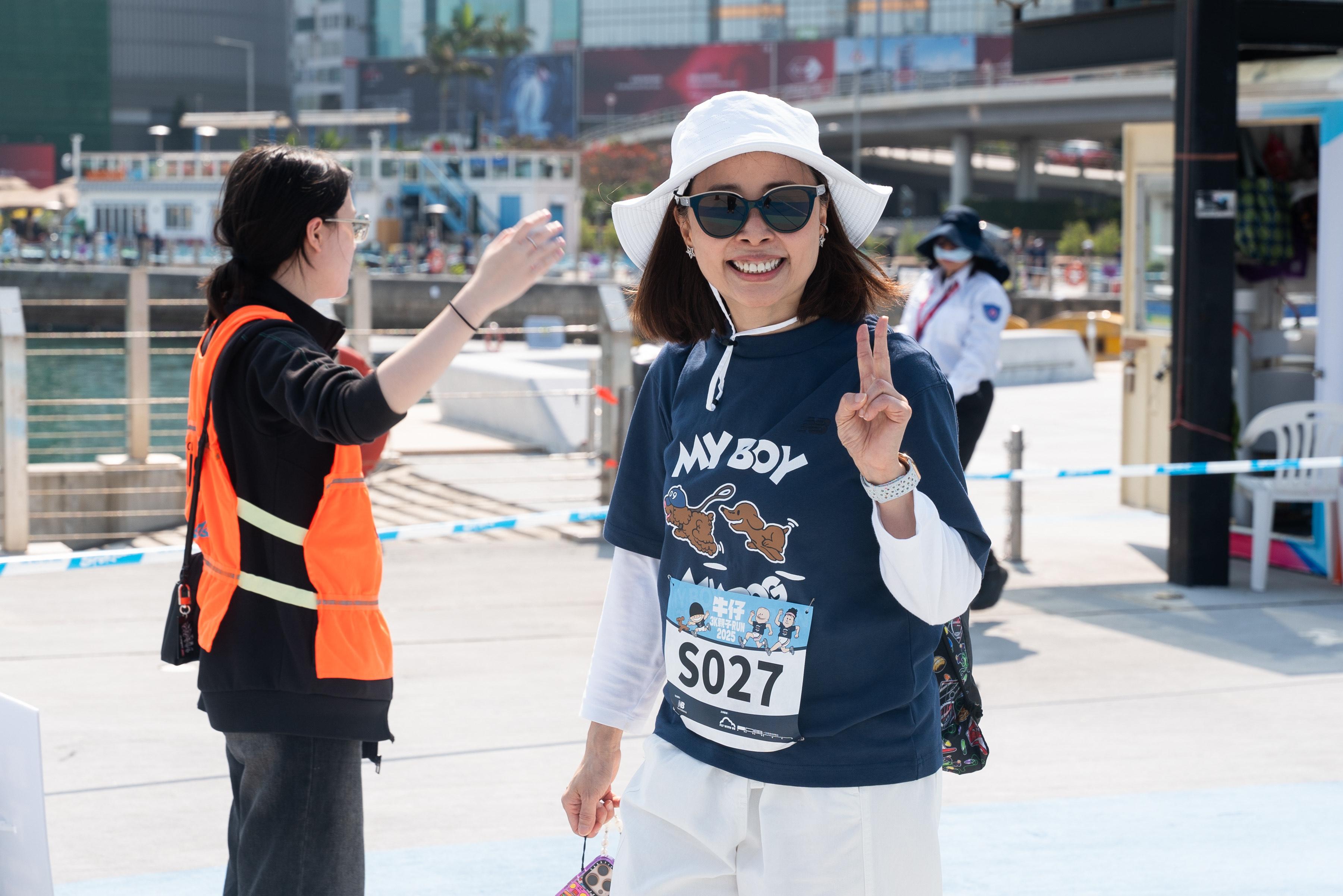 蘭茜戴漁夫帽兼黑超現身。