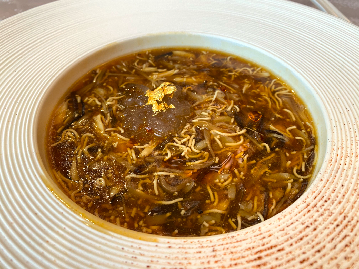 酸辣海皇燴官燕 加入蟹肉、帶子和大蝦,每口都嘗到材料高密度的豐富與鮮味。