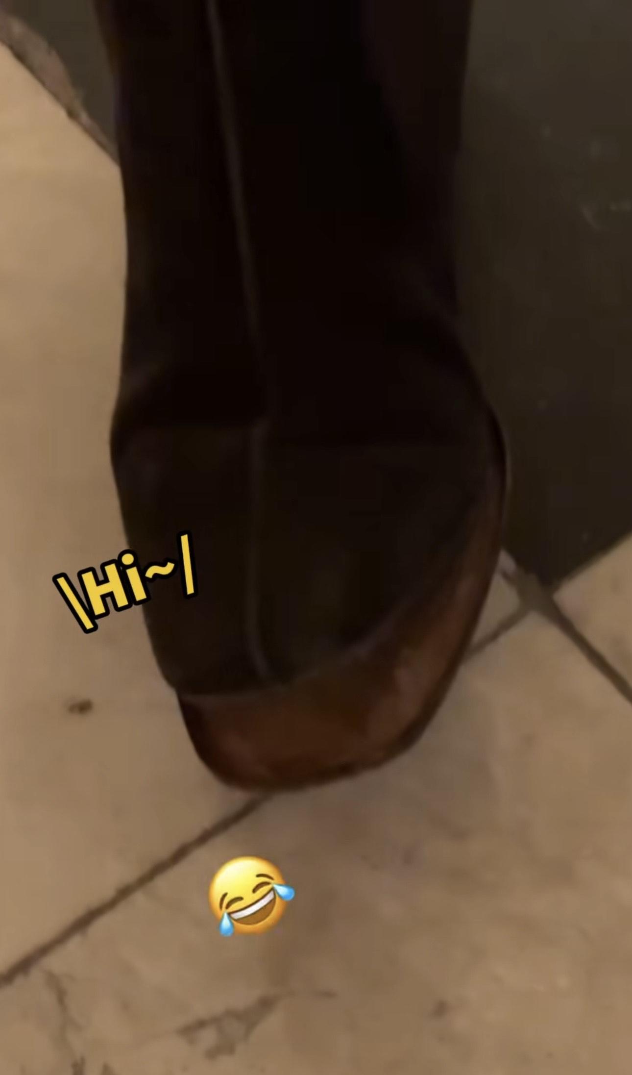 馬清鏗穿了十多年的鞋,行完雪地後爛開了。