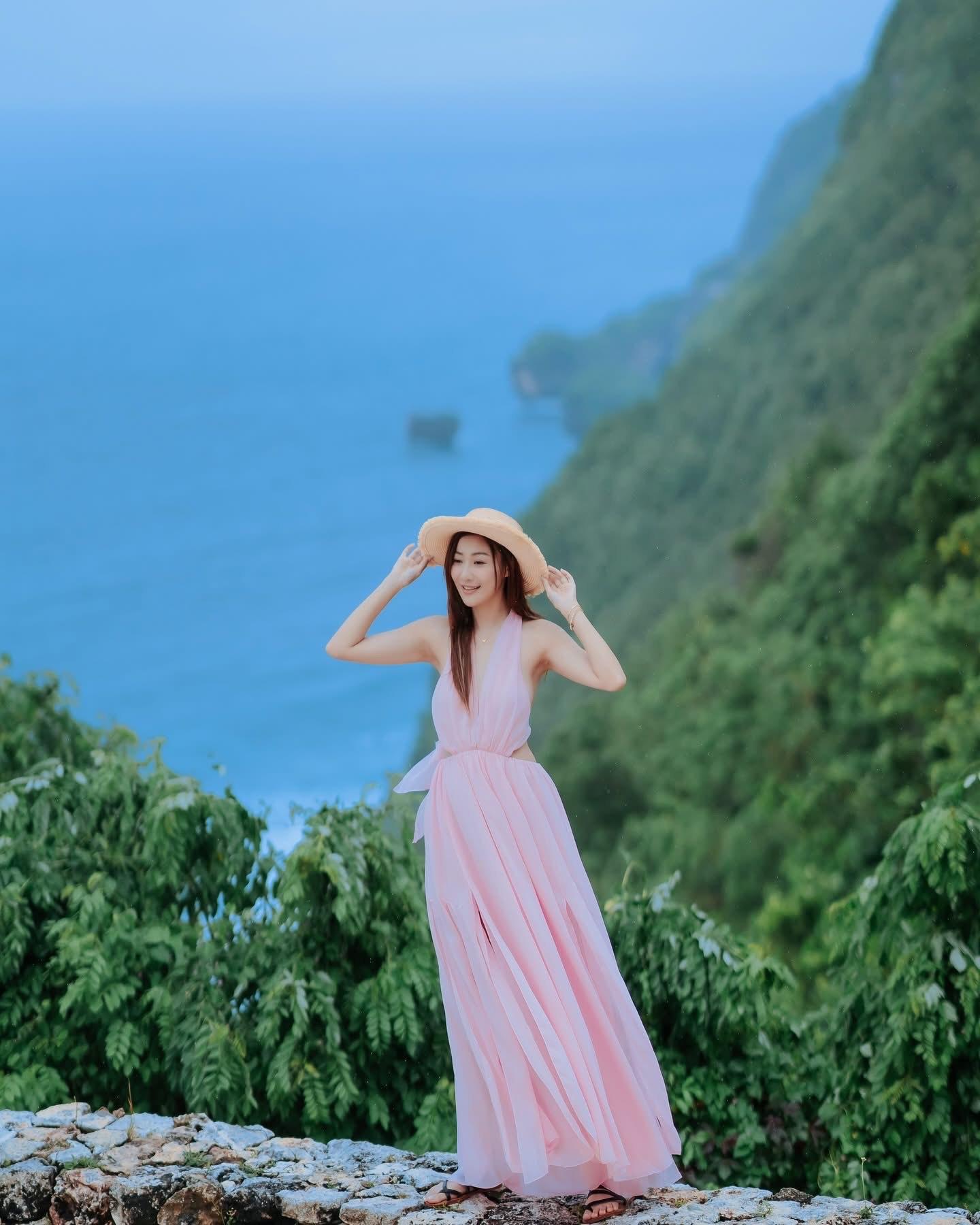 朱智賢穿上超Deep V的粉色長裙,真空上陣。