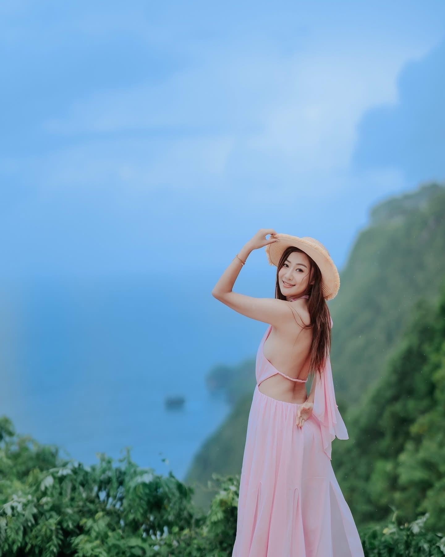 朱智賢側身更露出波邊,吸睛度極高。