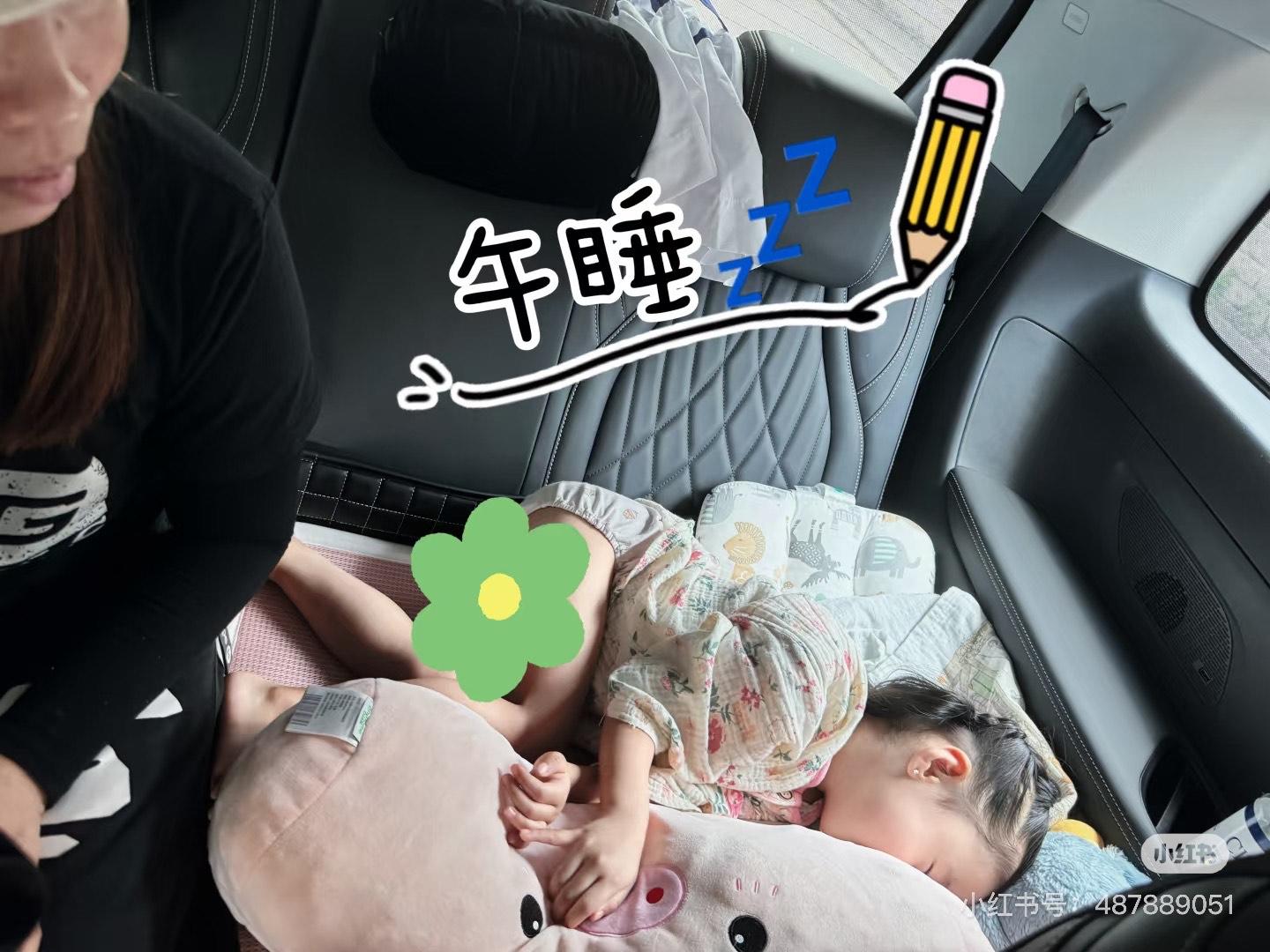 Amber 在車上進行洗漱、換校服、吃午飯、睡午覺。