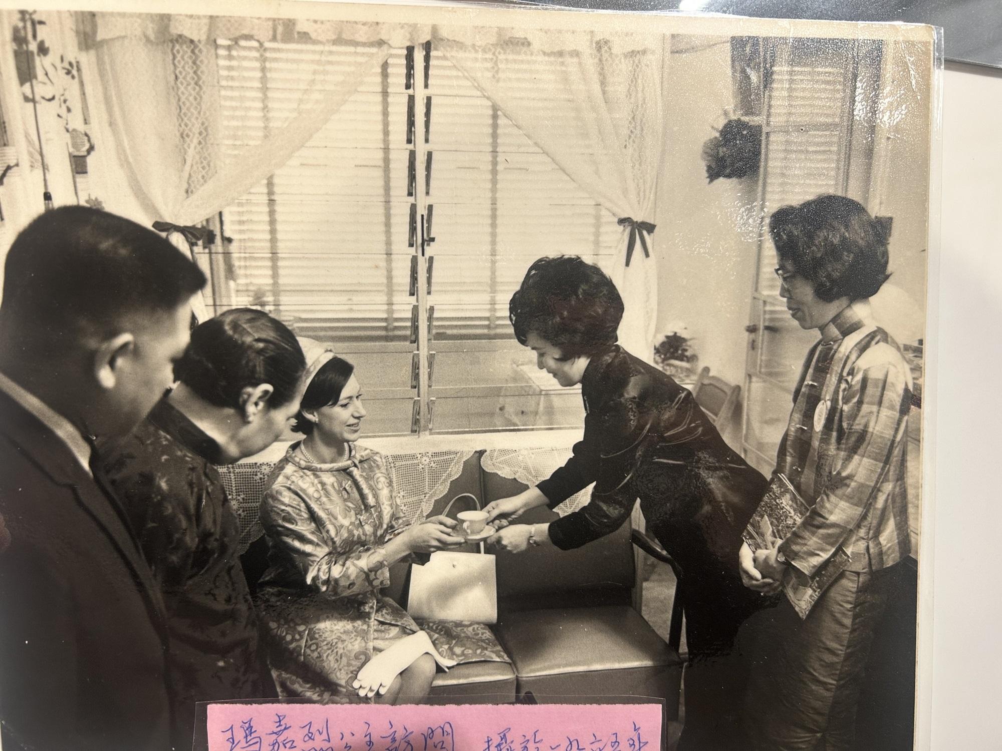 區麗群(右二)當時接待瑪嘉烈公主。(受訪者提供)