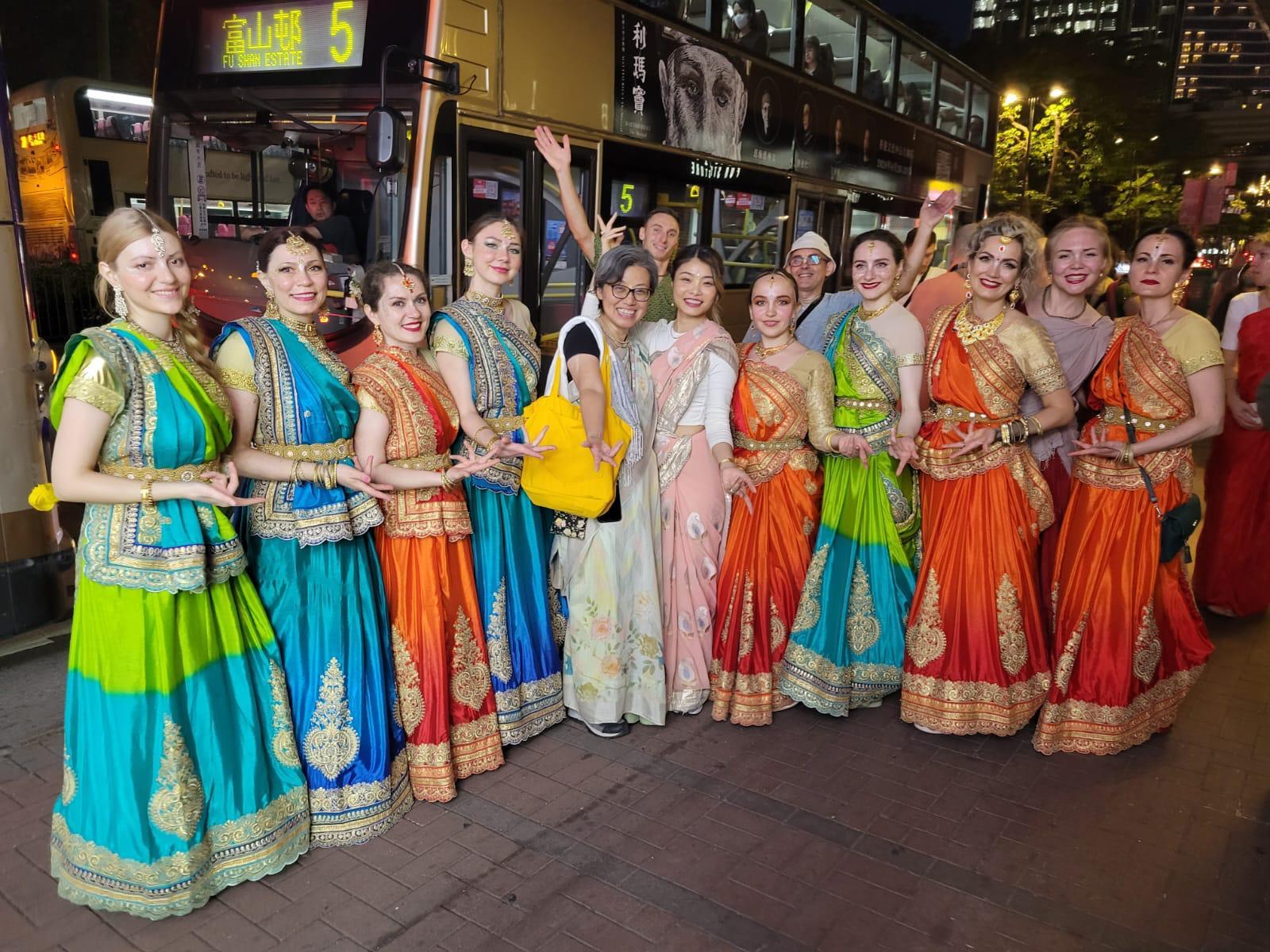 國際奎師那知覺協會(⾹港)特意提供傳統印度服裝,供遊⼈試穿